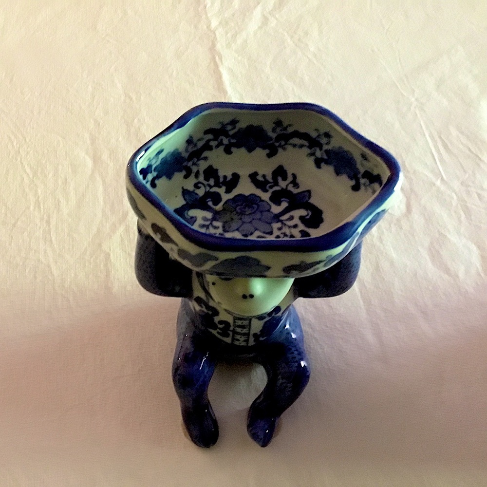 Blue and white chinoiserie monkey dish